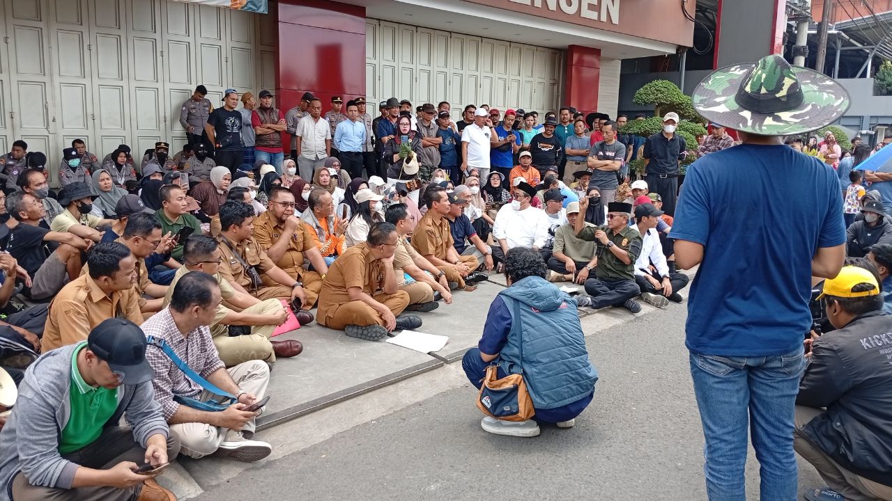 300 Pedagang Turun Jalan, Demo di Pasar Cikurubuk Soroti Dugaan Pelanggaran Izin