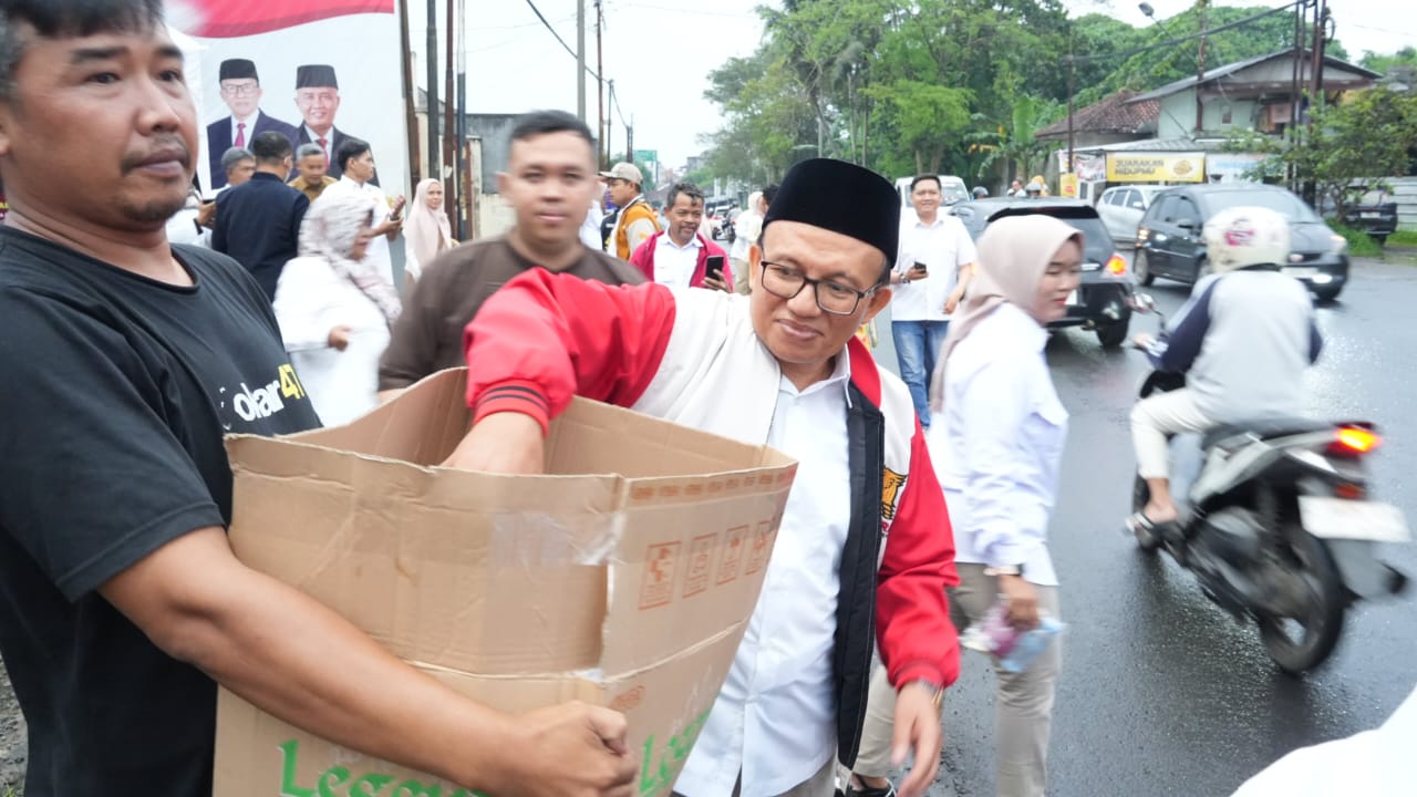Ramadhan Penuh Kepedulian, DPRD Gerindra Tasikmalaya Bagi 600 Takjil