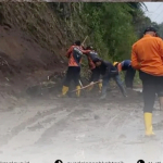 Longsor Cigalontang Tasikmalaya Ganggu Aktivitas Warga