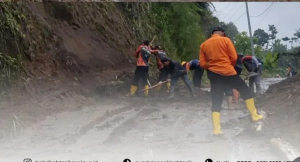 Longsor Cigalontang Tasikmalaya Ganggu Aktivitas Warga